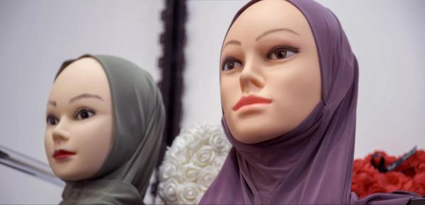 Bild 1 von 1: Im Bild: Schaufensterpuppen mit Kopftuch.