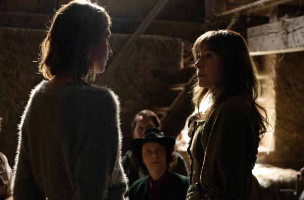 Bild 1 von 4: Moni (Ulrike C. Tscharre) ist sauer, weil neuerdings Theresa (Alissa Atanassova) das Solo im Kirchenchor singt und lässt die Konkurrentin ihren Ärger spüren.