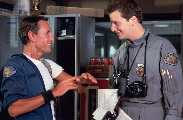 Bild 1 von 5: Officer Frank Murphy (Roy Scheider, l.) und der junge Polizist Richard Lymangood (Daniel Stern, r.) wurden als Piloten des neuen, extrem leistungsfähigen Hubschraubers \