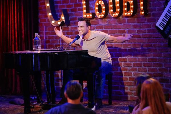 Bild 1 von 15: Max (Cheyenne Jackson)