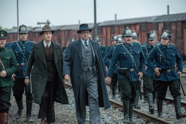 Bild 1 von 18: Im Bild: Der Regierungsrat der Polizei August Benda (Matthias Brandt, Mitte) und Sebald (Hendrik Heutmann) rücken mit der Polizei an.