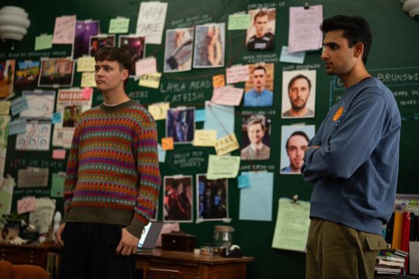 Bild 1 von 6: Connor Reynolds (Jude Morgan-Collie, l.) und Ravi Singh (Zain Iqbal, r.) setzen die letzten Hinweise im Fall zusammen. Je näher sie der Wahrheit kommen, desto gefährlicher wird das Spiel.