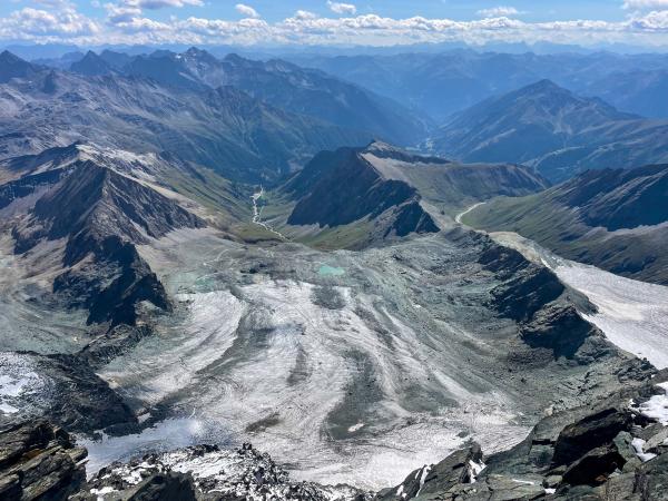 Bild 1 von 4: Die Gletscherzone am Großglockner: ein dramatischer Rückgang des Eises wird seit Jahren beobachtet. Die Gipfelbereiche waren früher das ganze Jahr im Eis.