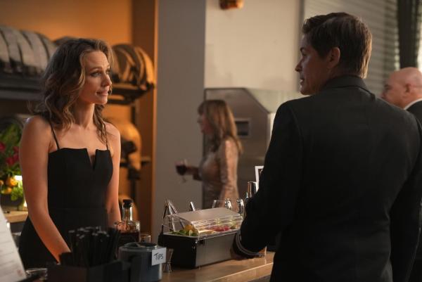 Bild 1 von 8: Kendra Harrington (Michaela McManus, l.); Owen Strand (Rob Lowe, r.)