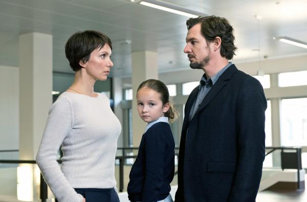 Bild 1 von 3: Im erbitterten Streit zwischen ihren Eltern Julia (Julia Koschitz) und Tom (Felix Klare) ist Anni (Lisa Marie Trense) zwischen die Fronten geraten.