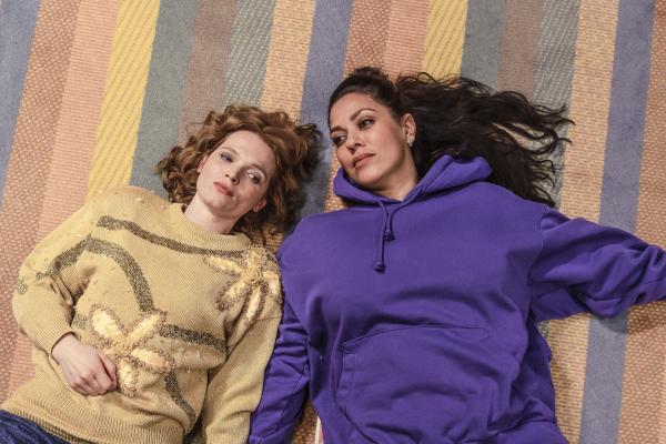 Bild 1 von 9: Karla (Karoline Herfurth, l.); Senay (Jasmin Shakeri, r.)