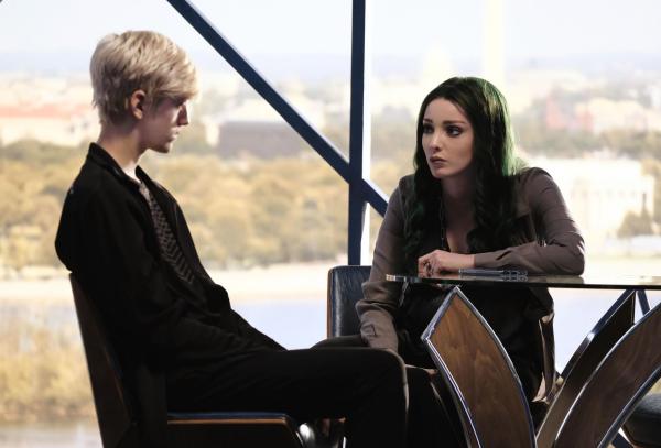 Bild 1 von 13: Andy (Percy Hynes White, l.); Lorna (Emma Dumont, r.)