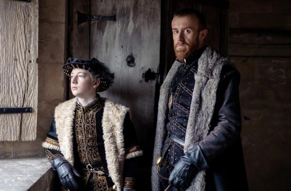 Bild 1 von 1: Edward VI (Oliver Zetterström, l.), Duke of Somerset (John Heffernan, r.)