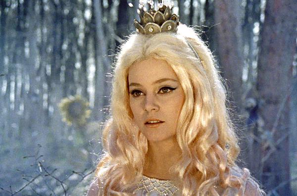 Bild 1 von 10: Das Sonnenblumenmädchen (Carmen Stanescu) bietet dem Bauernsohn ihre Hilfe an.