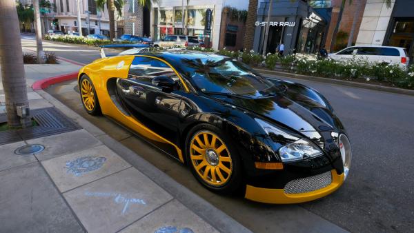 Bild 1 von 5: Gehört zum Fuhrpark der Superreichen: ein Bugatti in den Straßen von Beverly Hills.
