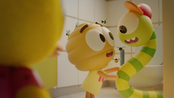 Bild 1 von 3: Endlich hat Flora (M.) ihren Schwarm gefunden. Glitsch (r.) ist ihr Auserwählter! Karla (l.) fühlt sich dabei schnell wie das dritte Rad am Wagen, wenn das frischverliebte Paar Zeit zu zweit genießen will.