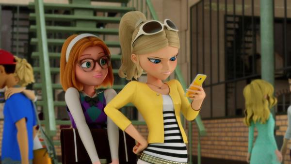 Bild 1 von 10: Als Hawk Moth und Mayura ein neues Sentimonster in Paris freilassen, ist Chloé davon überzeugt, dass Ladybug und Cat Noir sie als Queen Bee um Hilfe bitten werden. Sie wartet aber vergeblich auf ihr Miraculous. Sabrina versucht, Chloé aufzumuntern, aber diese lässt ihre Frustration an ihrer Freundin aus. Dadurch ist Sabrina ein leichtes Opfer für Hawk Moth, der sie in Miraculer verwandelt. Nun kann sie die Kräfte der Superhelden stehlen und will so Chloé beweisen, dass sie ihre Aufmerksamkeit genauso verdient hat wie Ladybug.