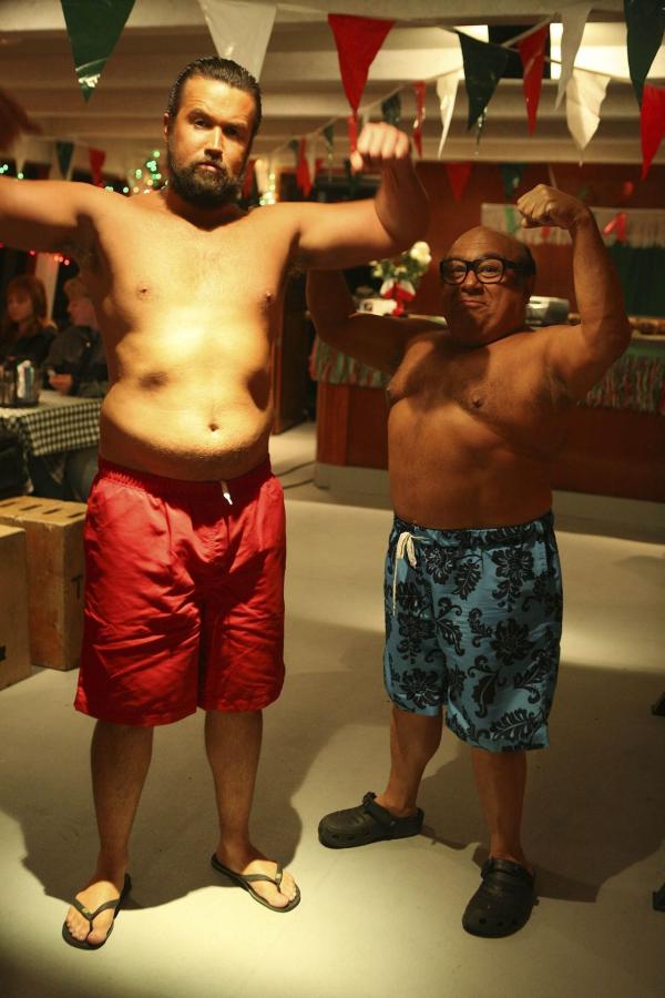 Bild 1 von 8: Mac (Rob McElhenney, l.); Frank Reynolds (Danny DeVito, r.)