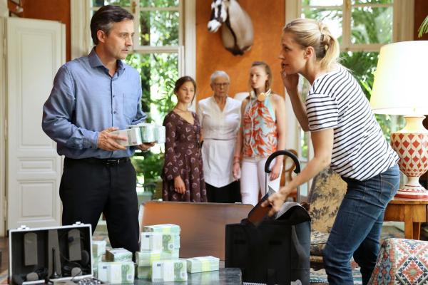 Bild 1 von 20: Im Bild (v.li.): Harald Schrott (Armin Bernhard), Mia Weimer (Natalie Bernhard), Berta Kammer (Haushälterin Johanna), Eva Lanz (Tamara Bernhard), Lilian Klebow (Penny Lanz).