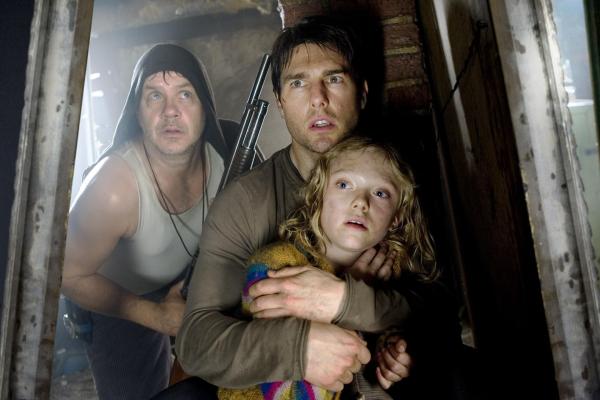 Bild 1 von 4: (v.l.n.r.) Harlan Ogilvy (Tim Robbins); Ray Ferrier (Tom Cruise); Rachel Ferrier (Dakota Fanning)
