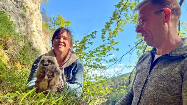 Bild 1 von 3: Anna (Annika Preil, l.) darf Alex (Alexander Brehm, r.) beim Beringen der kleinen Uhuküken helfen. Die lassen die Aktion überraschend geduldig über sich ergehen.