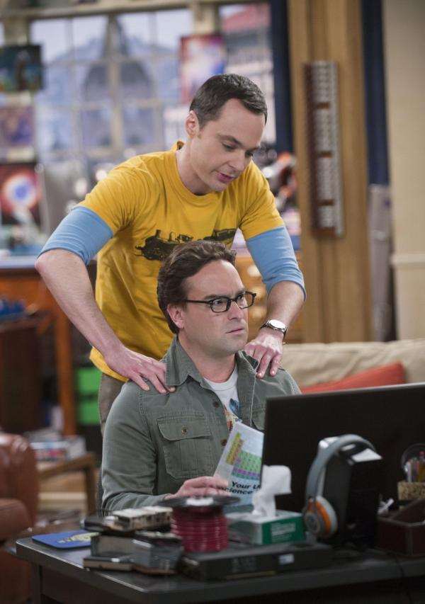 Bild 1 von 28: Es kommt zu Spannungen, als ein Magazin Leonard (Johnny Galecki, vorne) in einem Artikel, über die Arbeit, die er mit Sheldon (Jim Parsons, hinten) geschrieben hat, nicht erwähnt ...