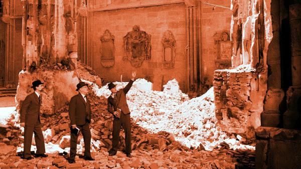 Bild 1 von 6: Im Bild: Bruno Buchwieser jun., Karl Holey, Karl Koncki, Stephansdom 1945.