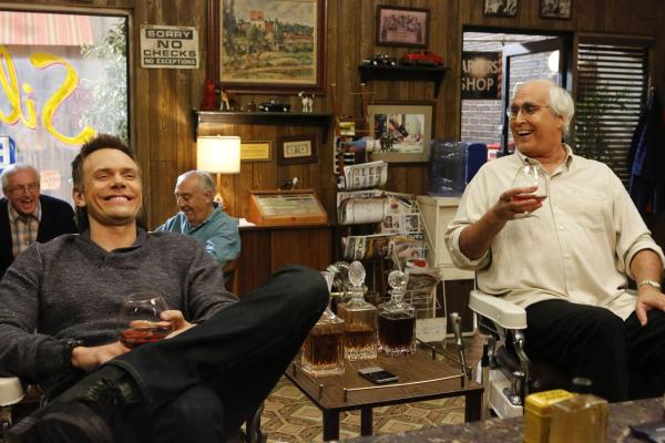 Bild 1 von 11: Jeff Winger (Joel McHale, l.); Pierce Hawthorne (Chevy Chase, r.)