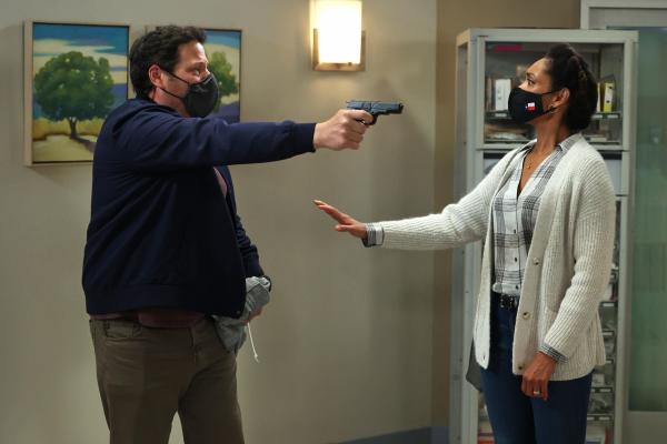 Bild 1 von 22: George (Greg Grunberg, l.); Tommy Vega (Gina Torres, r.)