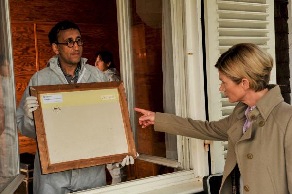 Bild 1 von 7: Jan Arnaud (Mike Zaka Sommerfeldt) hat eine interessante Entdeckung gemacht. Auch Martina Seiffert (Astrid M. Fünderich) ist sich sicher, dass es sich bei diesem Gemälde um Raubkunst handelt.