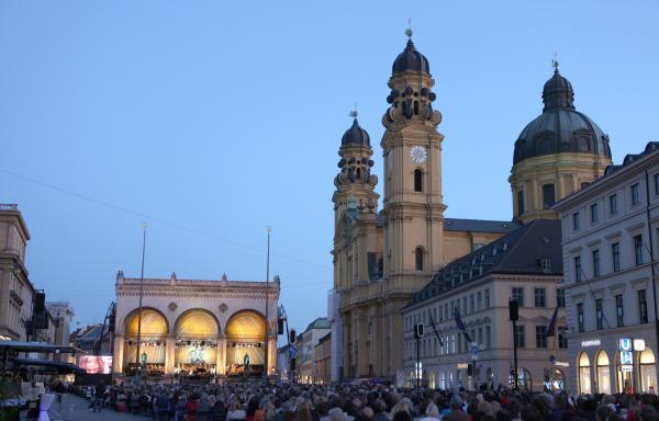 Bild 1 von 32: 