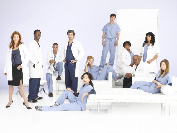 Bild 1 von 2: (3. Staffel) - Machen sie sich daran, den unberechenbaren Krankenhausalltag zu meistern: (v.l.n.r.) Dr. Addison Shepard (Kate Walsh), Dr. Preston Burke (Isaiah Washington), Dr. Alex Karev (Justin Chambers), Dr. Derek Shepherd (Patrick Dempsey), Dr. Cristina Yang (Sandra Oh), Dr. Isobel 'Izzie' Stevens (Katherine Heigl), Dr. George O'Malley (T.R. Knight), Dr. Miranda Bailey (Chandra Wilson), Dr. Richard Webber (James Pickens, Jr.), Dr. Callie Torres (Sara Ramirez) und Dr. Meredith Grey (Ellen Pompeo) ...
