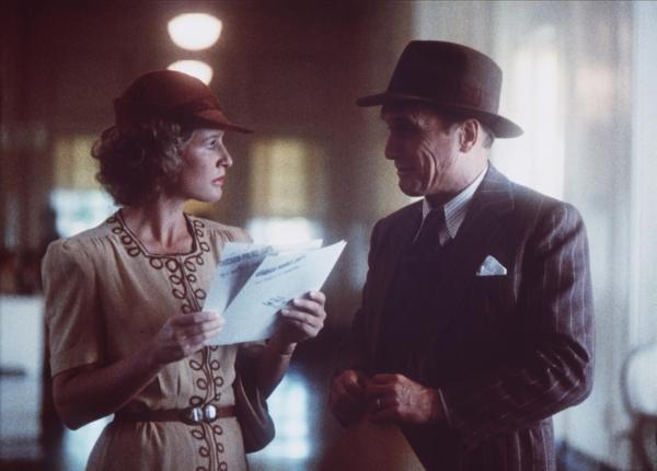 Bild 1 von 9: Der Sportreporter Max Mercy (Robert Duvall, r.) interviewt Iris Gaines (Glenn Close, l.), die Jugendliebe des erfolgreichen Baseballspielers Roy Hobbs ...