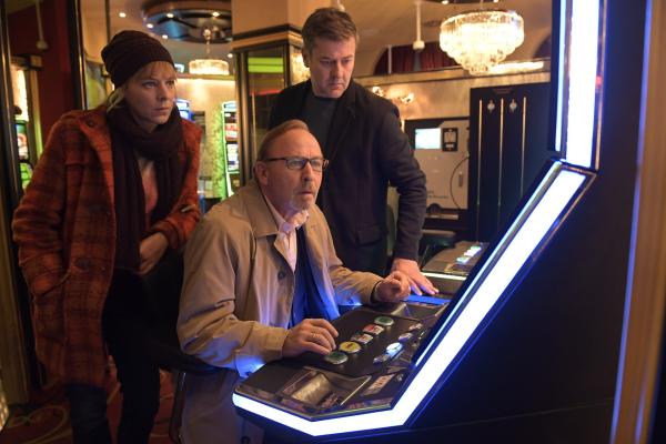 Bild 1 von 13: In Schmidingers Spielhalle finden Angelika Flierl (Bernadette Heerwagen, l.) und Harald Neuhauser (Marcus Mittermeier, r.) Ludwig Schaller (Alexander Held, M.), der die Mitarbeiter bereits zu einem engagierten Doppelgänger befragt hat.