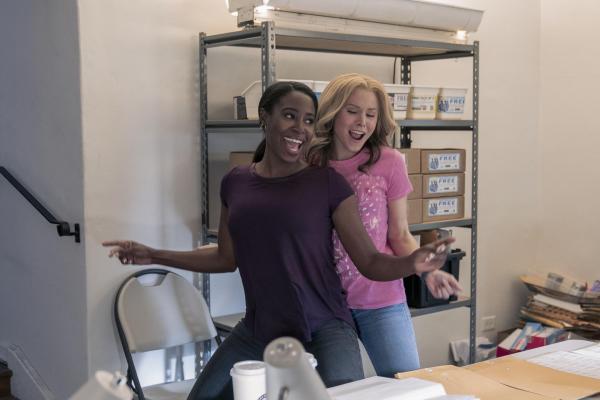 Bild 1 von 4: JoJo (Kirby Howell-Baptiste, l.); Connie (Kristen Bell, r.)