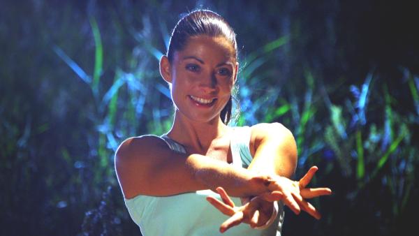 Bild 1 von 2: Mit den Dance Workouts wird der gesamte Körper von Kopf bis Fuß trainiert. Die acht Folgen haben unterschiedliche Schwierigkeitsstufen und verschiedene tänzerische Stilrichtungen: von der klassischen Dance-Aerobic über sexy Latino bis hin zu erdigen Afro-Kombinationen und hippen Funk-Moves.