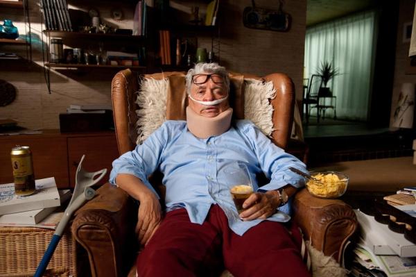 Bild 1 von 18: Nach der Trennung von seiner Frau versinkt Carl (Henry Hübchen) mit vielen Bierdosen und Fertigpizzen im Selbstmitleid. Da taucht völlig überraschend sein Sohn samt Enkel bei ihm auf ...