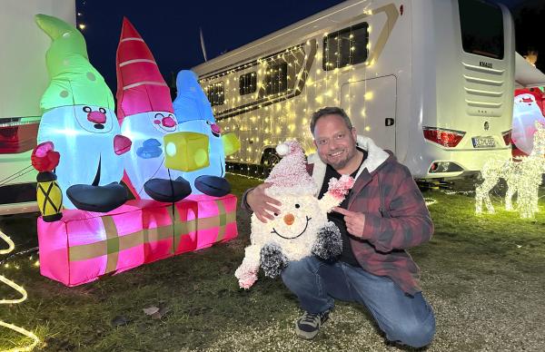 Bild 1 von 1: Friso Richter auf dem Reisemobilpark Urbachtal. Hier gibt es nicht nur einen schönen Platz mit eigenem Weihnachtsmarkt zu entdecken, sondern auch jede Menge Camper, die in ihren Wohnmobilen, Wohnwagen und selbstgebauten Campingfahrzeugen dem Fest der Liebe entgegenfiebern.