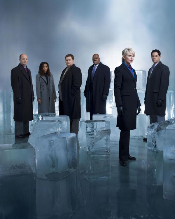 Bild 1 von 12: (7. Staffel) - Die Mitarbeiter des Mord-Dezernates von Philadelphia sind ein eingeschworenes Team: Scott (Danny Pino, r.), Nick Vera (Jeremy Ratchford, 3.v.l.), Will (Thom Barry, 3.v.r.), Lilly Rush (Kathryn Morris, 2.v.r.), Kat Miller (Tracie Thomas, 2.v.l.) und John Stillman (John Finn, l.)