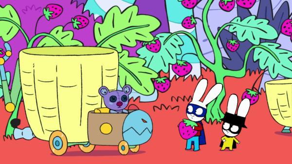 Bild 1 von 3: Captain Hase (r.) und Superhase (M.) wollen ihre Erdbeeren zurückhaben, die Mega-Mini (l.), der Teddy-Roboter von Professor Wolf, gestohlen hat.