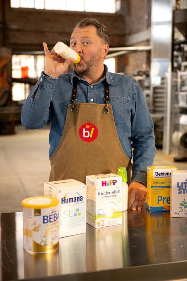 Bild 1 von 2: Produktentwickler Sebastian Lege baut Babymilchpulver nach - und deckt auf, wie die Hersteller mit viel Marketing Gewinn machen.