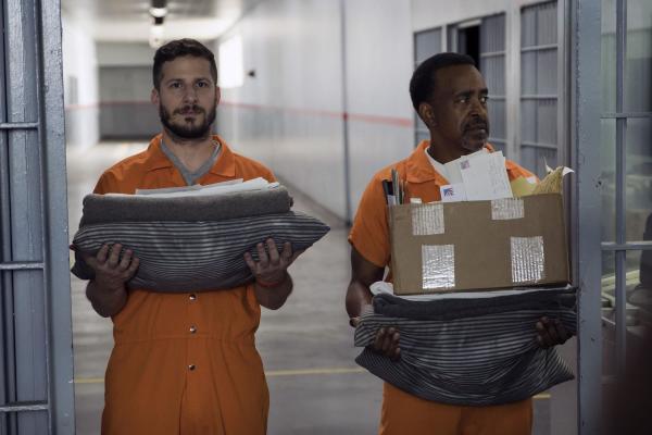 Bild 1 von 12: Jake Peralta (Andy Samberg, l.); Caleb (Tim Meadows, r.)