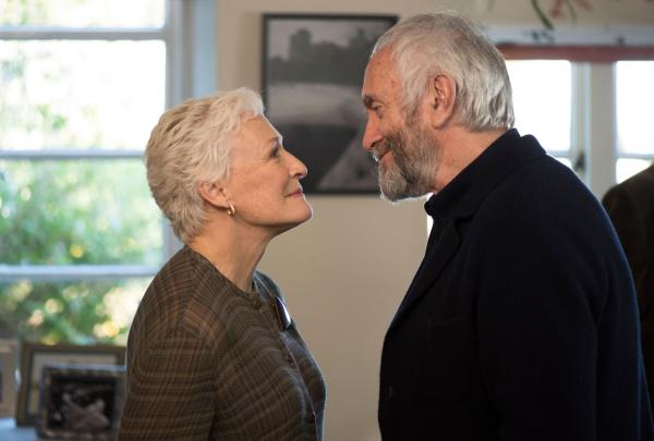 Bild 1 von 8: Joan Castleman (Glenn Close, l.); Joe Castleman (Jonathan Pryce, r.)