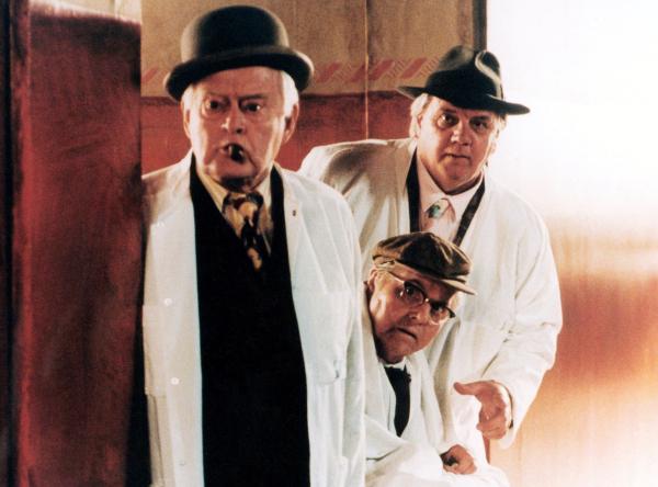 Bild 1 von 3: Kjeld (Poul Bundgaard, Mitte) und Benny (Morten Grunwald) versucht er, ins Institut einzubrechen.