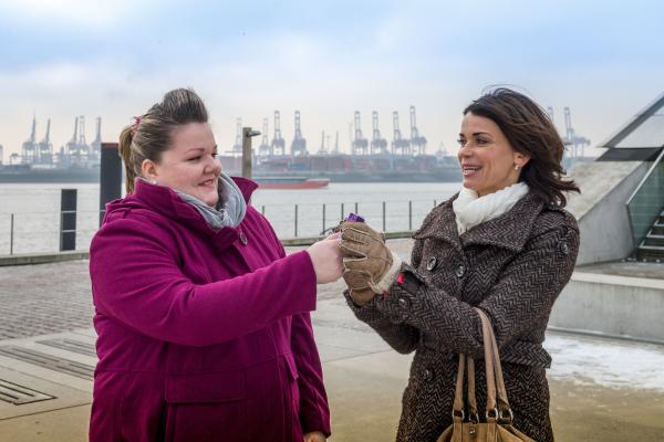 Bild 1 von 9: Trotz des Misslingens ihres Undercover-Einsatzes hat es Frauke (Manuela Wisbeck, l.) geschafft, Jasmin (Gerit Kling, r.) Beweismittel zu besorgen.
