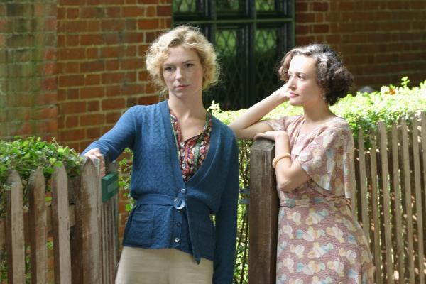 Bild 1 von 9: Im Bild (v.li.): Honeysuckle Weeks (Miss Dawes), Lyndsey Marshal (Miss Meredith).