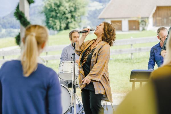 Bild 1 von 8: Eva Lorenz (Eva Mattes, M.), Schlagzeuger Martin (Oliver Dupont, l.) und Keyboarder Anselm Dobler (Heio von Stetten, r.) rocken den \