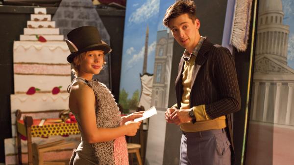 Bild 1 von 7: Tobias (Felix Osinga, li.) übt noch einmal seinen Text als Mäusebräutigam.