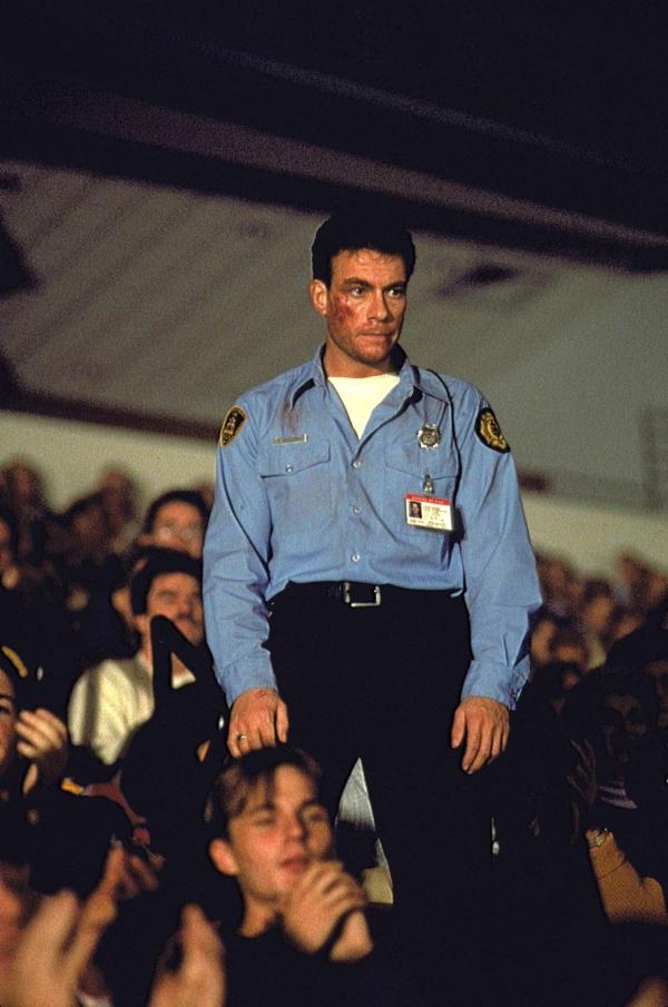 Bild 1 von 11: Terroristen die es auf den Vizepräsidenten abgesehen haben, planen das Stadion samt Zuschauern in die Luft zu sprengen. Als aber auch McCords (Jean-Claude Van Damme, M.) Tochter plötzlich als Geisel in die Hände der Terroristen fällt, beginnt für ihn ein tödlicher Wettlauf gegen die Zeit.