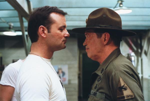 Bild 1 von 3: Sergeant Hulka (Warren Oats, r.) hat genug von Johns (Bill Murray, l.) aufsässiger Art. Er kennt genug Wege, um John das Leben zur Hölle zu machen und dieses Verhalten ein für alle Mal zu beenden.
