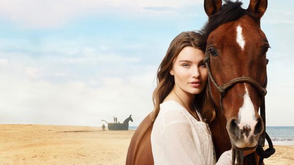 Bild 1 von 5: Endlich Sommer! Die Mädchen vom Immenhof freuen sich auf eine unbeschwerte Zeit. Es gibt nur einen Haken - der Immenhof ist pleite.. (Foto: Leia Holtwick)