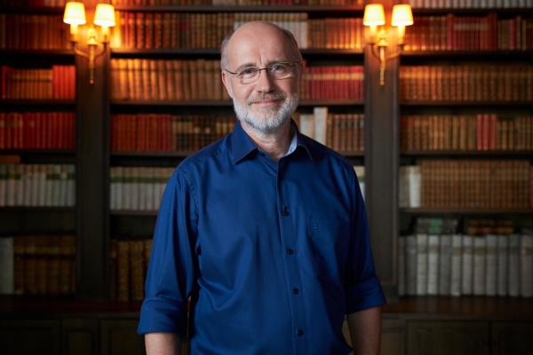 Bild 1 von 4: Das Wissen, das einmal kilometerlange Regale einnahm, ist heute von jedem PC nur einen Klick entfernt. Wie soll man da den Überblick behalten? Prof. Harald Lesch steht in der Bibliothek von Schloss Jetzendorf, Oberbayern.