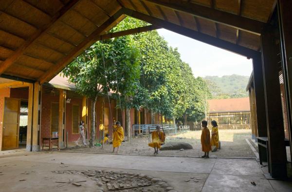 Bild 1 von 6: Der Schulhof der neu eröffneten Schule in Pangoa, einer entlegenen Region im peruanischen Regenwald, ist zugleich Spielplatz und Ort des Lernens.