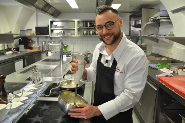 Bild 1 von 5: Sebastian Schinko püriert die Sauce.