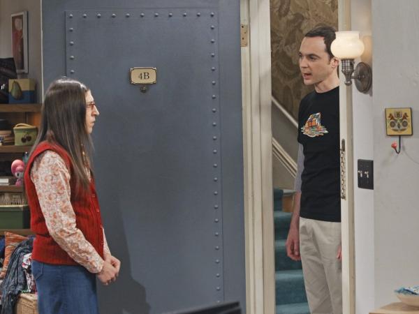 Bild 1 von 34: Als Amy (Mayim Bialik, l.) ein wissenschaftliches Projekt an Sheldons (Jim Parsons, r.) Universität betreut, geraten die beiden in einen handfesten Streit ...
